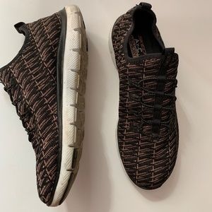 Skechers women rose gold and black 8.5